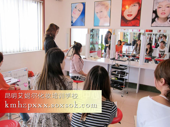 昆明化妆培训——学员正在学习化妆