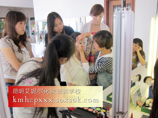 昆明化妆培训学校——学员正在学习化妆